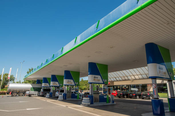 gasolinera en praga y en las afueras de la región de bohemia central, en un día soleado - omv fotografías e imágenes de stock