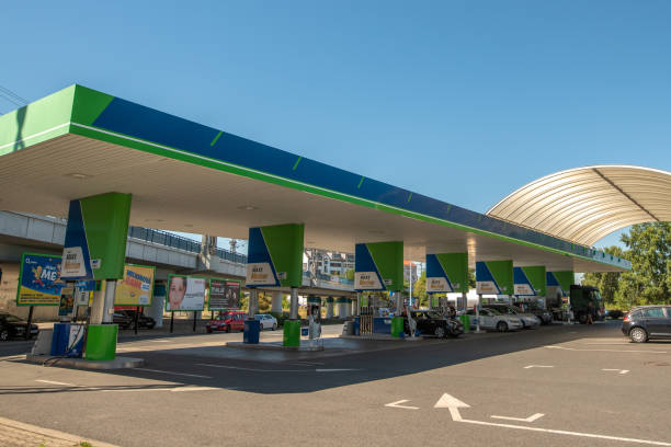 gasolinera en praga y en las afueras de la región de bohemia central, en un día soleado - omv fotografías e imágenes de stock