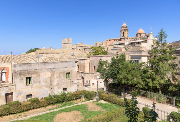 arquitectura de la ciudad de erice en sicilia - erice fotografías e imágenes de stock