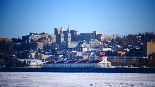 hafengebiet der stadt chicoutimi unter blauem himmel ohne wolken - chicoutimi travel locations nature city stock-fotos und bilder