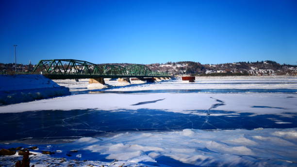 widok na most sainte-anne na rzece saguenay zimą - chicoutimi travel locations nature city zdjęcia i obrazy z banku zdjęć