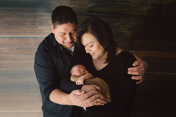 mãe e pai segurando filho recém-nascido - native american baby love mother - fotografias e filmes do acervo