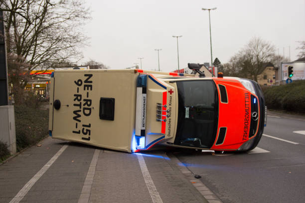 unfall auf einsatzfahrt - rettungswagen umgestürzt - north rhine westfalia flash stock-fotos und bilder