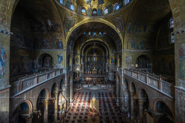 inneres der markusbasilika, venedig, italien - cathedral italy venice italy inside of stock-fotos und bilder