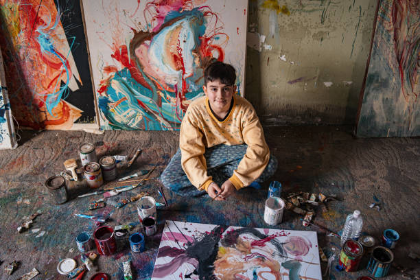 вид сверху мальчика, сидящего на полу - entertainment school art studio painter стоковые фото и изображения