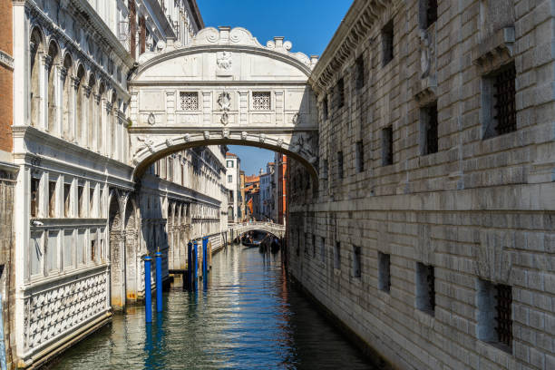 мост вздохов (ponte dei sospiri), одна из самых знаковых достопримечательностей венеции, италия - riva degli schiavoni стоковые фото и изображения