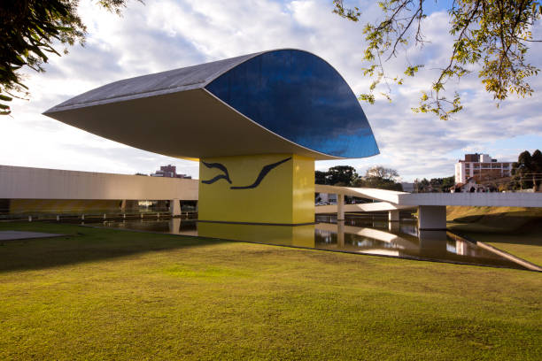 oscar niemeyer museum, oder mon, in curitiba, bundesstaat parana, brasilien. - museum art museum art people stock-fotos und bilder