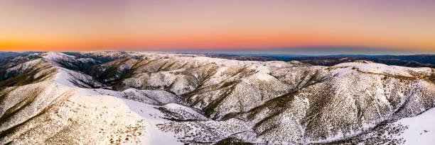 montagnes neigeuses de mt hotham au coucher du soleil - mt hotham photos et images de collection