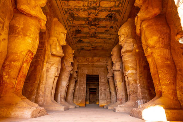 ein junger tourist in einem blauen turban mit blick auf die pharaonen am abu-simbel-tempel in südägypten in nubien am nassersee. tempel des pharao ramses ii, reise-lifestyle - abu simbel stock-fotos und bilder