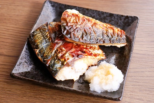 It is a kind of Japanese grilled fish that is grilled mackerel and salted.