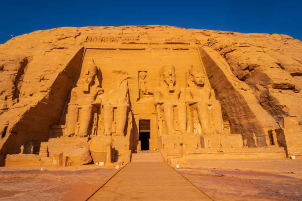 niesamowita świątynia abu simbel odbudowana na górze w południowym egipcie w nubii nad jeziorem nasser. świątynia faraona ramzesa ii, podróżny styl życia - lake nasser zdjęcia i obrazy z banku zdjęć