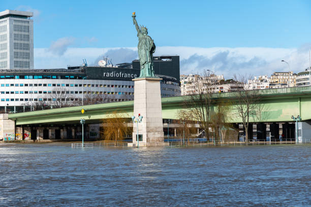 inundación del río sena en parís cerca de la réplica de la estatua de la libertad - statue liberty audio fotografías e imágenes de stock