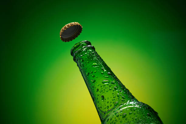 birra ghiacciata con tappo volante, foto d'archivio - beer bottle beer cold alcohol foto e immagini stock