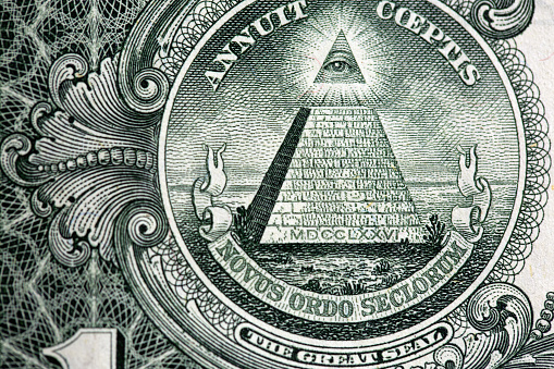 Ojo Brillante de Providence sobre la pirámide en Gran Sello en billete de US $1 photo