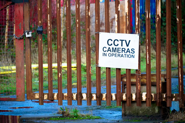 cctv in betrieb 24 stunden räumlichkeiten geschütztes zeichen - zeitdieb fotos stock-fotos und bilder