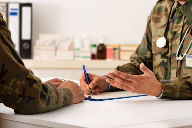 military doctor's office Cropped shot of a army doctor a giving his patient advice during a consult veteran military army armed forces stock pictures, royalty-free photos & images