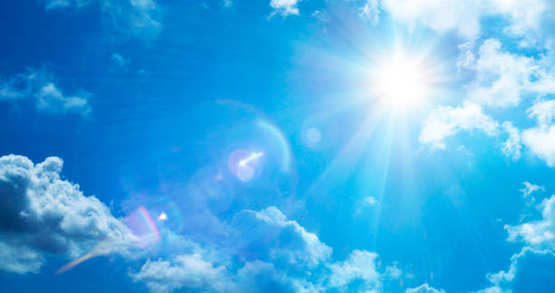 abstract weather concept - sun in serene sky with flare effect - sol imagens e fotografias de stock