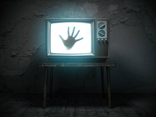 horror beängstigend filmkonzept. hand des geistes auf dem bildschirm von vintage-tv in spukhaus. - spooky stock-fotos und bilder