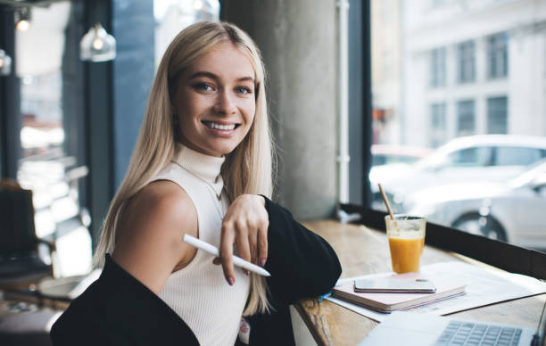 glückliche frau genießt die arbeit am laptop im café - prepossessing stock-fotos und bilder