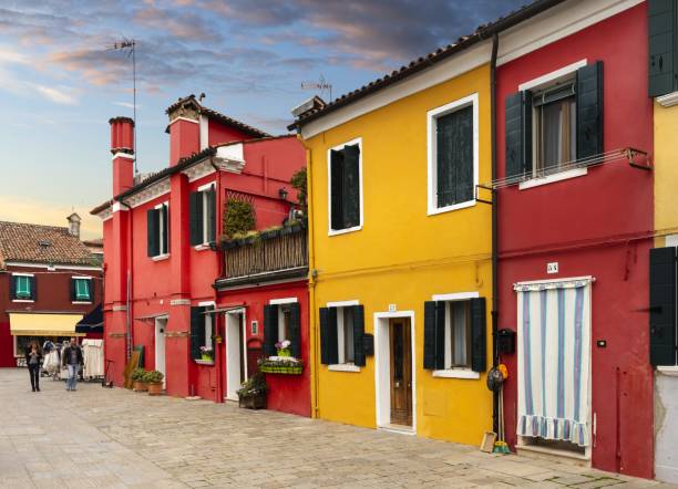 베네치아 라군의 그림 같은 섬 부라노 섬 - venetian lagoon italy flower shutter 뉴스 사진 이미지