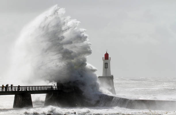 große welle zertrümmern den steg - pier sea storm nature stock-fotos und bilder
