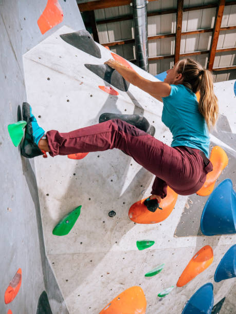 볼더 체육관에서 여성 실내 등반 - climbing wall rock climbing holding reaching 뉴스 사진 이미지
