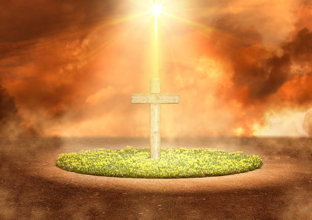 天からの光で照らされたイエス・キリストの救いの十字架。キリスト教の復活の概念 - resurrection light religion sky ストックフォトと画像