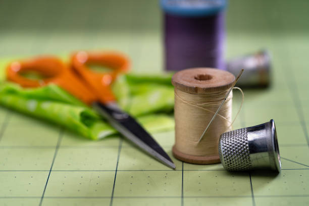 costura hobby still life - thimble sewing item close up studio shot fotografías e imágenes de stock