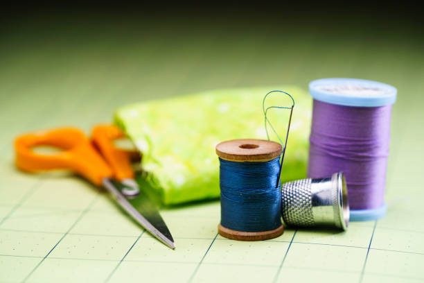 hilo, aguja, timble, tijeras y material still life - thimble sewing item close up studio shot fotografías e imágenes de stock
