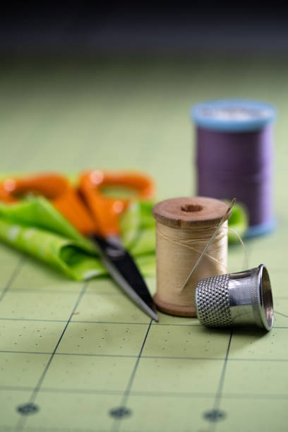 costura hobby still life - thimble sewing item close up studio shot fotografías e imágenes de stock