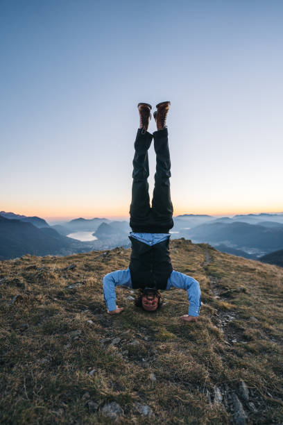 hombre inteligentemente vestido se aman en las montañas, amanecer - smartly fotografías e imágenes de stock