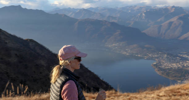 туристка гуляет над озером и горами - 30469 стоковые фото и изображения