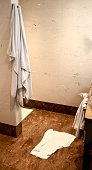 messy-gebrauchthotel-zimmer-badezimmer.j