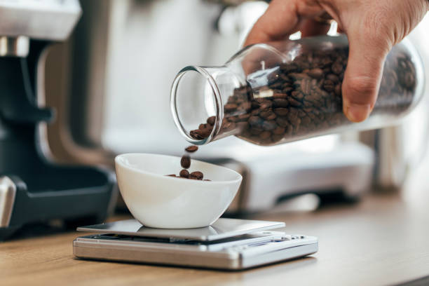 barista pesa granos de café tostados - selective focus coffee coffee crop cafe fotografías e imágenes de stock