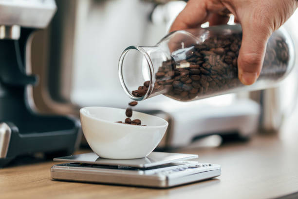 barista waży palone ziarna kawy - selective focus coffee coffee crop cafe zdjęcia i obrazy z banku zdjęć