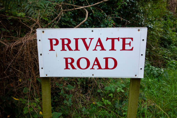 частная дорога или частный уличный знак - right of way стоковые фото и изображения
