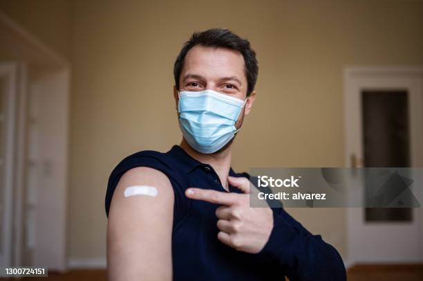 Photo libre de droit de Heureux Dêtre Dans Les Premiers À Se Faire Vacciner banque d'images et plus d'images libres de droit de Vaccin