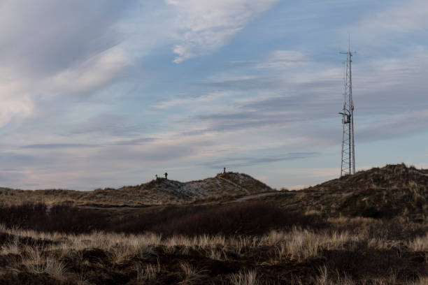 wieża transmisyjna na wydmie z ludźmi - sand dune audio zdjęcia i obrazy z banku zdjęć