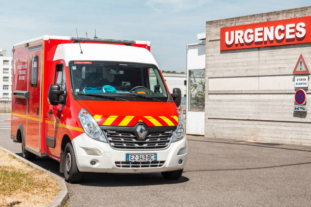 furgoneta ambulancia está aparcado cerca del departamento de emergencias en estrasburgo - bas rhin fotografías e imágenes de stock