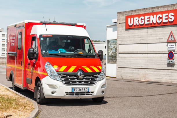 un fourgon d’ambulance est stationné près des urgences à strasbourg - bas rhin photos et images de collection