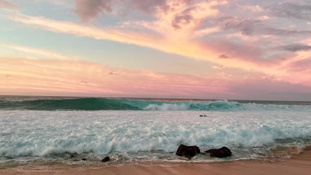 onde della spiaggia del tramonto - north shore hawaii islands oahu island foto e immagini stock