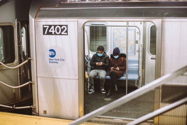 la metropolitana di new york durante l'epidemia di coronavirus - subway station subway train new york city people foto e immagini stock