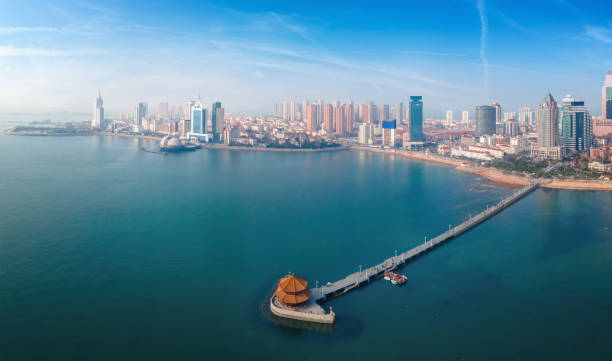 аэрофотосъемка городского пейзажа залива циндао - циндао стоковые фото и изображения