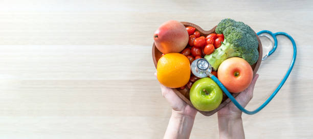 aliments nutritifs pour le bien-être de la santé cardiaque par régime de cholestérol et alimentation saine avec des fruits et légumes propres dans le plat du cœur par nutritionniste et médecin recommandé pour le bien-être des patients - healthy eating diabetes dieting healthcare and medicine photos et images de collection