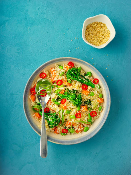 arroz frito vegano saludable - cooked still life close up rice fotografías e imágenes de stock