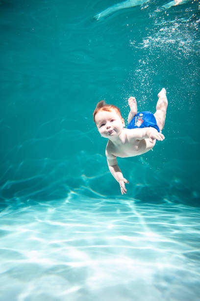 söta kid dyker i poolen. kopiera utrymme - baby swim under water bildbanksfoton och bilder