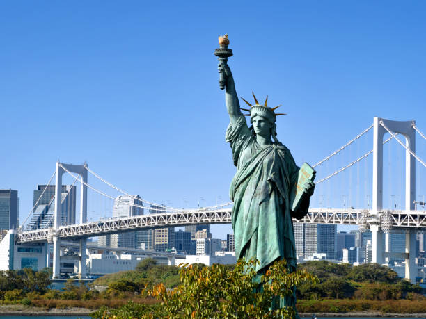 statue de la liberté à odaiba à tokyo - réplique de la statue de la liberté odaiba photos et images de collection