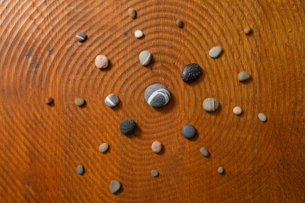 惑星系 - 木製の床に配置された小石 - balance variation nature stone ストックフォトと画像