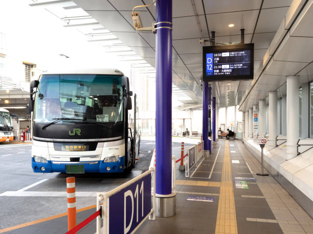 新宿高速バスターミナル東京 - bus station ストックフォトと画像