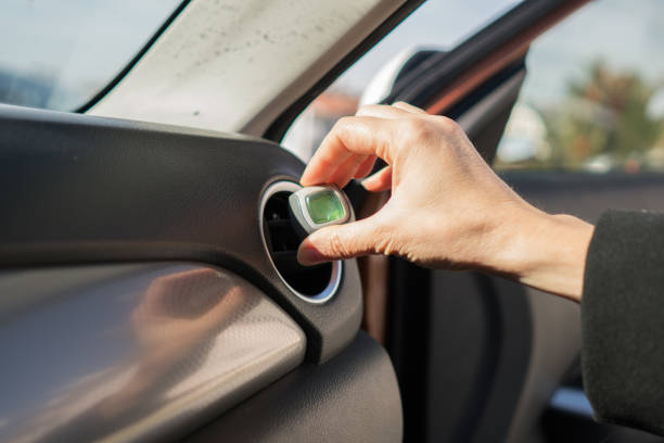 deo deoner dell'aria dell'auto montato sul pannello di ventilazione. - air freshener foto e immagini stock